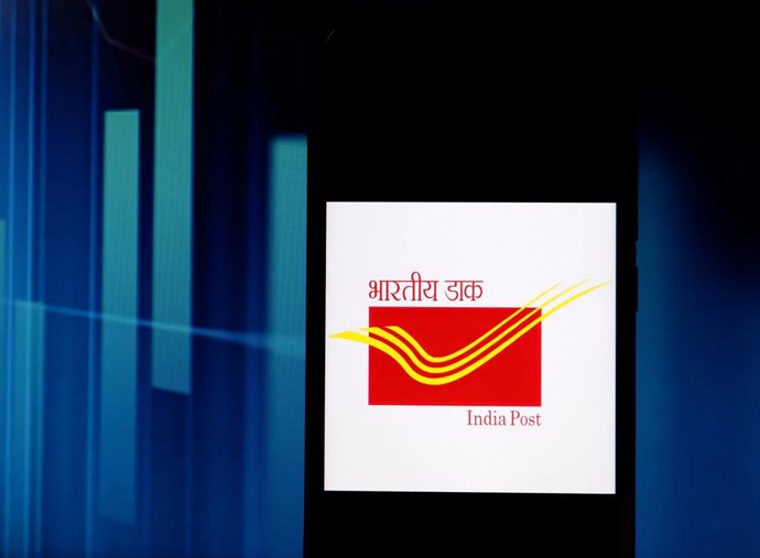 Archivo - April 1, 2020, India: In this photo illustration a Logo of INDIA POST seen displayed on a smartphone.