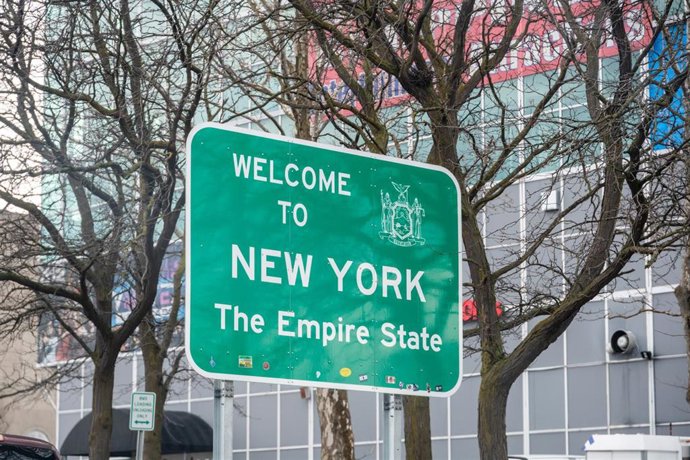 Archivo -  Cataratas del Niágara, Ontario, Canadá: Señalización estatal visible al salir del puente Rainbow Bridge en coche.