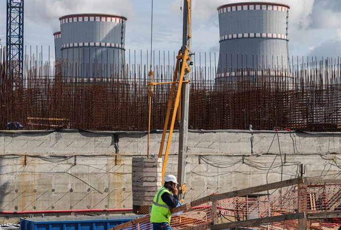 RÚSSIA, REGIÃO DE LENINGRADO - 8 DE AGOSTO DE 2025: Um homem realiza trabalhos de construção nas Unidades 3 e 4 da Usina Nuclear de Leningrado (LAES), onde equipes de estudantes russos fazem uma visita à imprensa como parte do projeto Peaceful Atom - LAES
