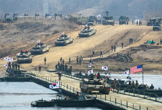 Archivo - March 20, 2025, Yeoncheon, South Korea: South Korean army K1E1 tank crosses a pontoon bridge on the Imjingang River during a joint river-crossing exercise between South Korea and the United States as a part of the Freedom Shield military exercis