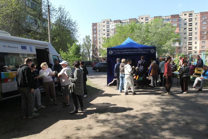 Archivo - Arquivo - 26 de abril de 2025, Kamianske, região de Dnipropetrovsk, Ucrânia: Voluntários, serviços sociais e policiais trabalham com os moradores de um bloco de apartamentos de nove andares atingido por um drone russo em Kamianske, região de Dni