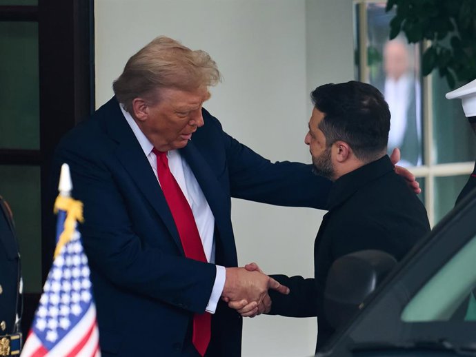 WASHINGTON, Aug. 18, 2025  -- U.S. President Donald Trump (L) welcomes Ukrainian President Volodymyr Zelensky at the White House in Washington, D.C., the United States, on Aug. 18, 2025. Ukrainian President Volodymyr Zelensky arrived at the White House an