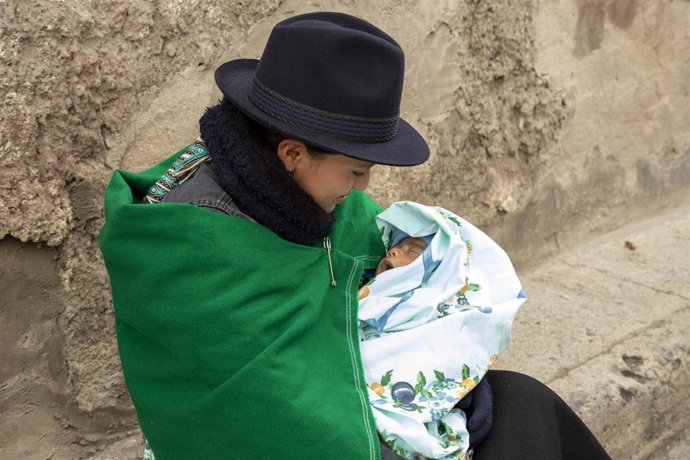 Archivo - Una mujer con su hijo en una de las comunidades apoyadas por World Vision en Ecuador