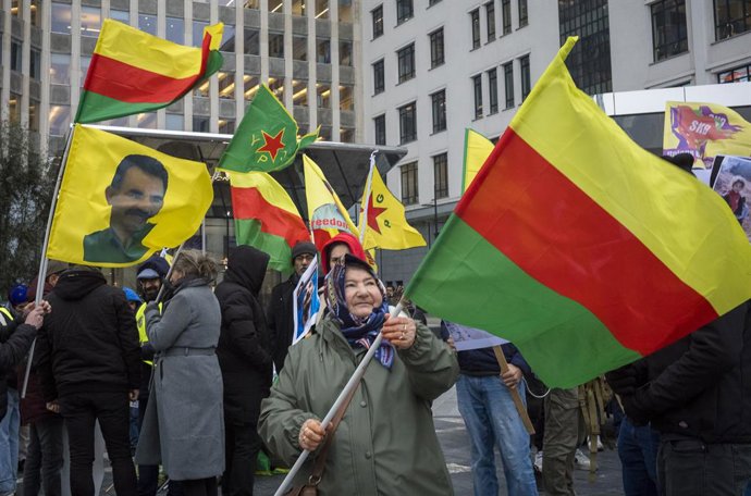 Archivo - December 11, 2024, Brussels, Bxl, Belgium: Kurds gather in the central  Brussels, Belgium on 11/12/2024  to express solidarity with Rojava, the autonomous region in northern Syria populated mostly by Kurds, and to call for international interven