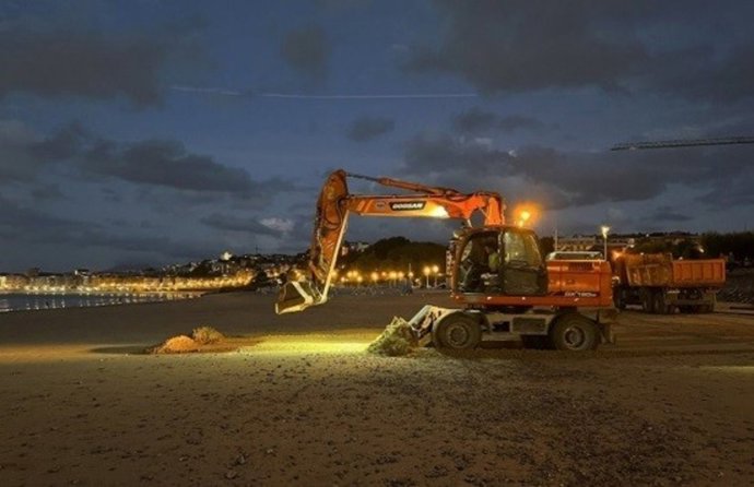 Archivo - Retirada de piedras en la playa de Ondarreta