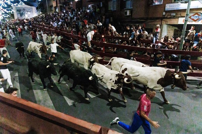 Archivo - Varios corredores durante el encierro nocturno en las fiestas de San Sebastián de los Reyes, a 26 de agosto de 2024, en San Sebastián de los Reyes, Madrid (España). 