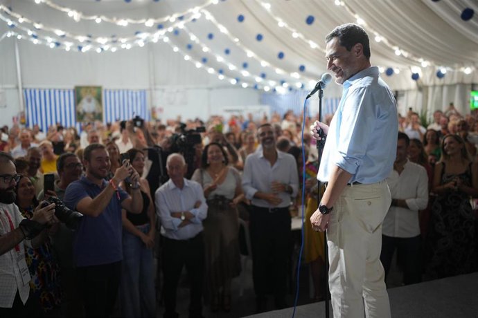 El presidente de la Junta de Andalucía y del Partido Porpular andaluz, Juanma Moreno, en la caseta del PP en el recinto ferial de Almería.