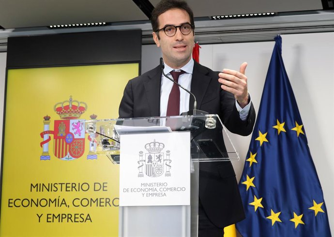 Archivo - El ministro de Economía, Comercio y Empresa, Carlos Cuerpo, ofrece declaraciones a los medios tras la reunión con las patronales de las entidades bancarias y cajas de ahorro, las asociaciones de mayores y usuarios financieros, así como con el De