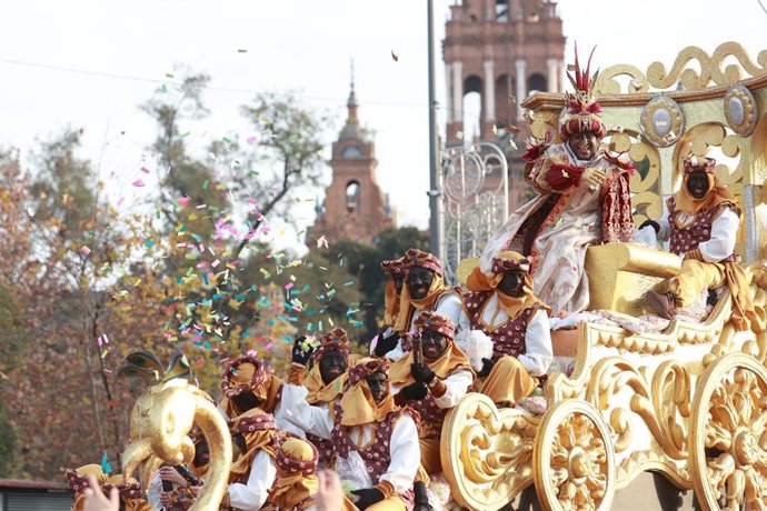 Archivo - La carroza del rey Baltasar durante la Cabalgata de Reyes Magos de Sevilla. A 04 de enero de 2025, en Sevilla (Andalucía, España). (Foto de archivo).