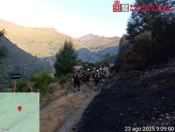 Los bomberos de Navarra continúan con las tareas de extinción de un incendio en León.