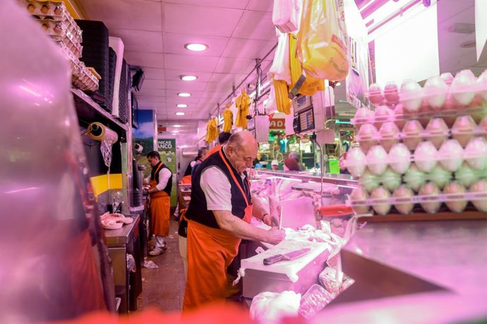 Archivo - Un pollero realiza sus últimas ventas en la tienda de comestibles ‘Los Mares Alimentación’, en el barrio de Prosperidad, a 24 de diciembre de 2022, en Madrid (España). A la subida de precios típica de estas fechas de los alimentos frescos se sum