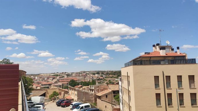 Vista de Alcañiz, localidad turolense del Bajo Aragón en la que este domingo hay aviso nivel naranja por tormentas que pueden ir acompañadas de granizo y rachas muy fuertes de viento.