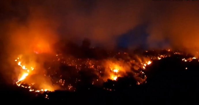 Imagen del incendio declarado en Cenes de la Vega, en Granada.