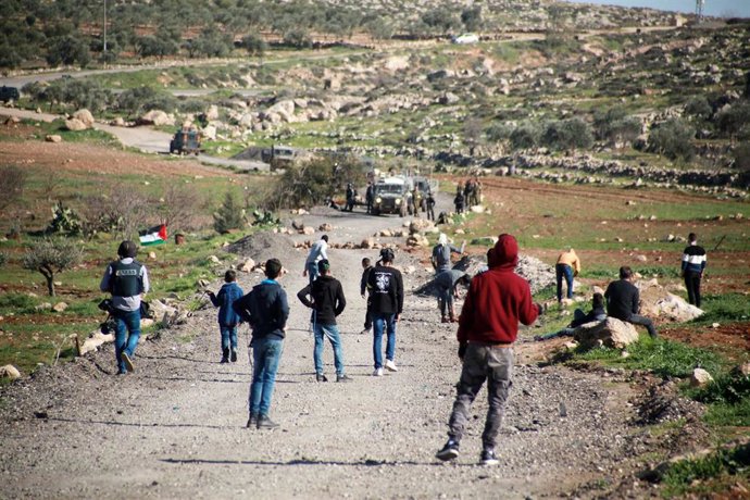 Archivo - Imagen de archivo de enfrentamientos entre militares israelíes y jóvenes palestinos en Al Mughayir (Cisjordania)
