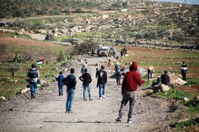 Archivo - 25 de janeiro de 2019 - Ramallah, Cisjordânia, Território Palestino - Manifestantes palestinos atiram pedras contra as forças de segurança israelenses durante confrontos após um protesto contra a apreensão de terras para assentamentos judaicos, 