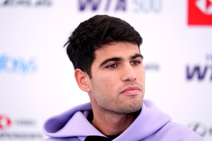 Archivo - 15 de junho de 2025, Reino Unido, Londres: O tenista espanhol Carlos Alcaraz fala durante uma coletiva de imprensa no sétimo dia do HSBC Championships no The Queen's Club, em Londres. Foto: Adam Davy/PA Wire/dpa