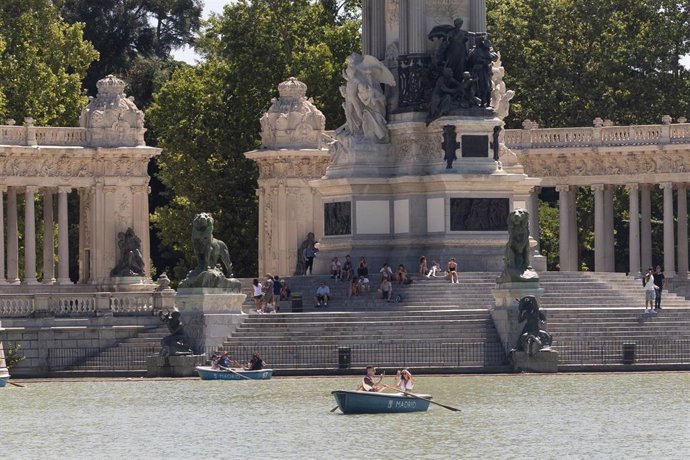 Archivo - Barcas en el estanque del Parque de El Retiro