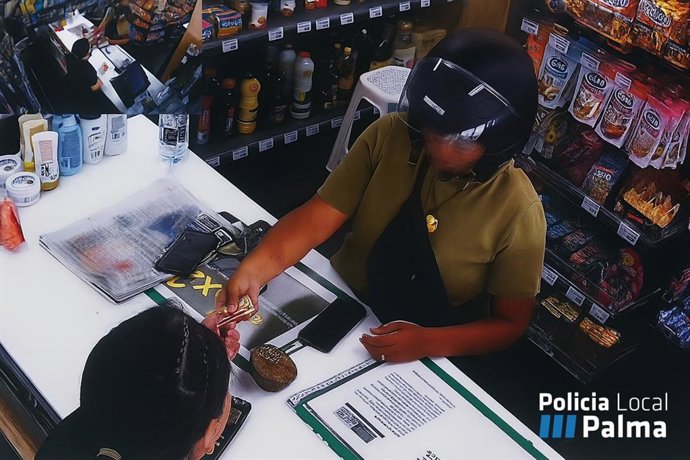 Investigan a una mujer por quedarse con 480 euros que encontró en una gasolinera en Palma