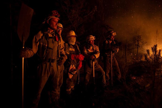 Un grupo de bomberos forestales tratan de extinguir el fuego, a 22 de agosto de 2025, en Argayo, León, Castilla y León (España). Ayudados por la caída de las temperaturas y una climatología más benigna que la de los últimos días, los servicios de extinció