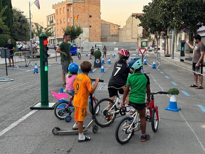 Varios niños en el circuito vial preparado en el centro de Binéfar en el segundo fin de semana de la movilidad sostenible.