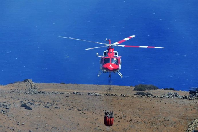 Cuatro medios aéreos trabajan este domingo en la extinción del incendio en El Hierro, que sigue "bajo control"
