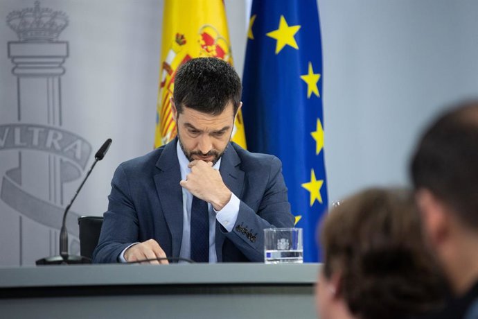 Archivo - El ministro de Derechos Sociales, Consumo y Agenda 2030, Pablo Bustinduy, ofrece declaraciones a la prensa tras el Consejo de Ministros, a 1 de julio de 2025, en Madrid (España). El consejo de ministros aprueba una subida salarial del 0,5% para 