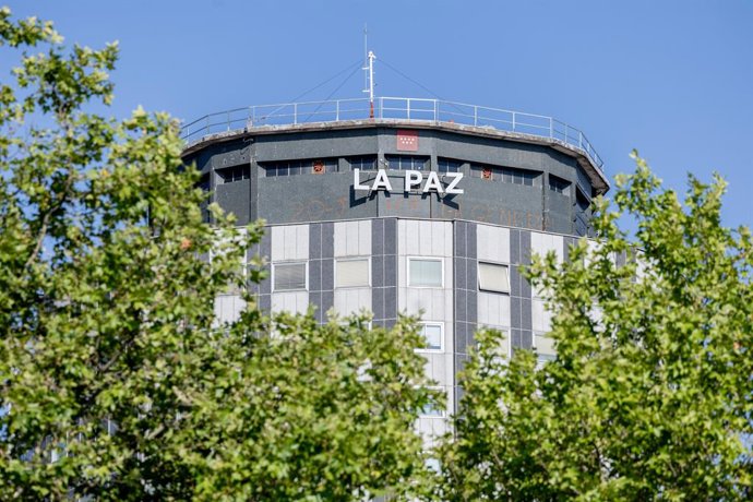 Fachada do Hospital Universitario de la Paz com uma árvore, em 4 de agosto de 2025, em Madri (Espanha). É um dos principais hospitais públicos da Espanha e uma referência nacional e internacional em assistência médica, ensino e pesquisa.