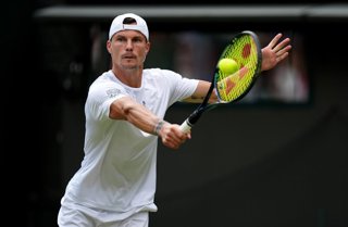 Archivo - 05 July 2025, United Kingdom, London: Italian tennis player Marton Fucsovics in action against US' Ben Shelton during their men's singles third round tennis match on day six of the 2025 Wimbledon Championships. Photo: John Walton/PA Wire/dpa