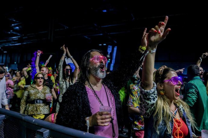 Archivo - Varias personas disfrazadas durante el Festival Horteralia 2024 en Ifema Madrid