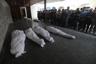 August 15, 2025, Gaza City, Gaza Strip, Palestinian Territory: People perform funeral prayers after the bodies of Palestinians include children who lost their lives are brought to Al-Ahly Hospital for a funeral ceremony following the Israeli army attacked