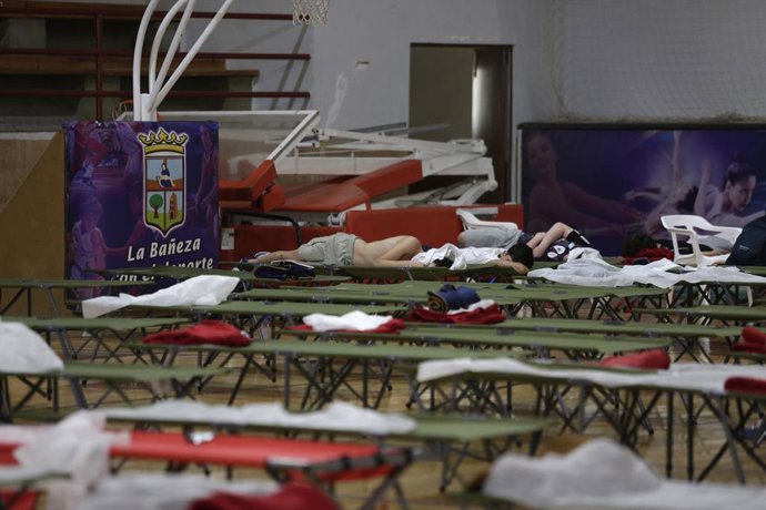 Vecinos de las localidades desalojadas por el incendio esperan a poder volver a sus casas en el pabellón municipal de La Bañeza, a 12 de agosto de 2025, en León, Castilla y León (España). Unos 1.700 vecinos de varios municipios de la provincia leonesa han