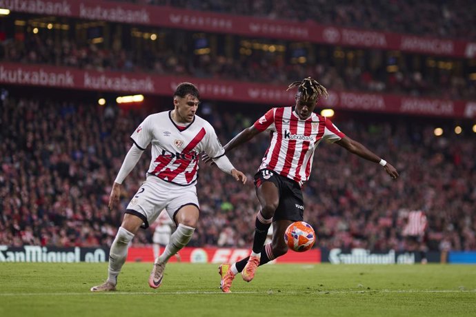 Archivo - Andrei Ratiu of Rayo Vallecano competes for the ball with Nico Williams of Athletic Club during the LaLiga EA Sports match between Athletic Club and Rayo Vallecano at San Mames on April 13, 2025, in Bilbao, Spain.
