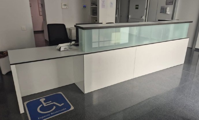 Mueble separador para puesto hospital de día en edificio de uso ambulatorio.