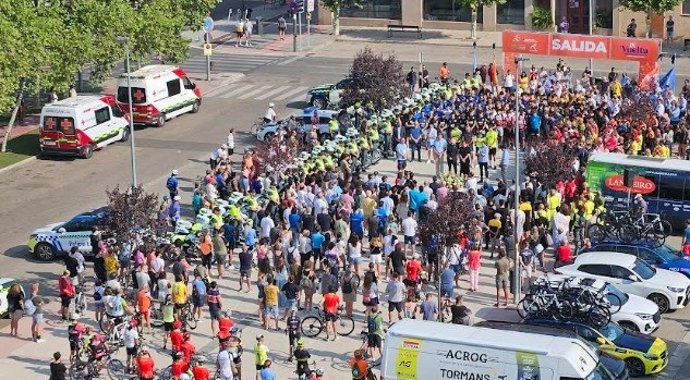 Centenas de pessoas prestam homenagem a Iván Meléndez, que morreu na Vuelta Junior a la Ribera del Duero neste domingo