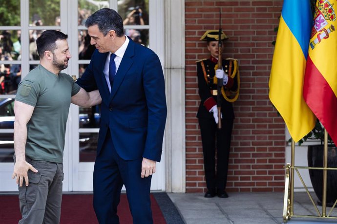 Archivo - El presidente de Ucrania, Volodimir Zelenski (i), es recibido por el presidente del Gobierno, Pedro Sánchez (d), a su llegada a un encuentro en el Palacio de La Moncloa, a 27 de mayo de 2024, en Madrid (España). Durante su reunión, Sánchez y Zel