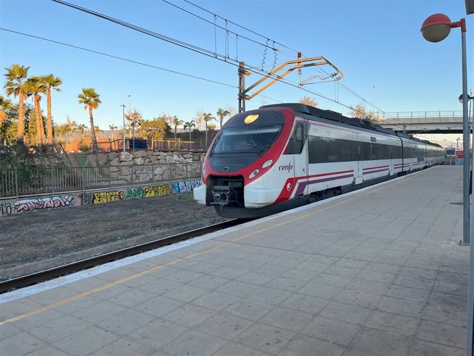 Archivo - Un tren de Cercanías de Renfe de la línea C-1 Málaga-Fuengirola llega a la parada apeadero de Plaza Mayor. Imagen de archivo. 