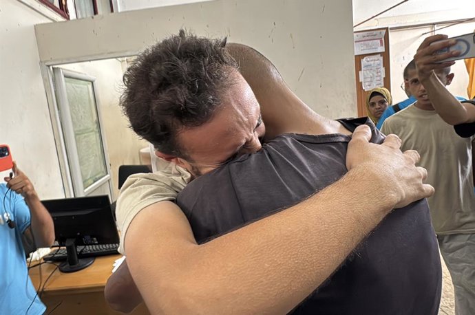 12 de agosto de 2025, Dair El-Balah, Faixa de Gaza, Território Palestino: Prisioneiros palestinos libertados pelo exército israelense são levados ao Hospital dos Mártires de Al-Aqsa para exames médicos, os prisioneiros palestinos presos pelo exército isra