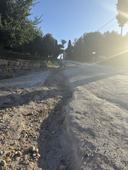 Estado en el que se encuentra el firme en el acceso al Parque de los Mártires de la Libertad de Huesca, según traslada el concejal socialista en el Ayuntamiento , Fernando Sarasa.