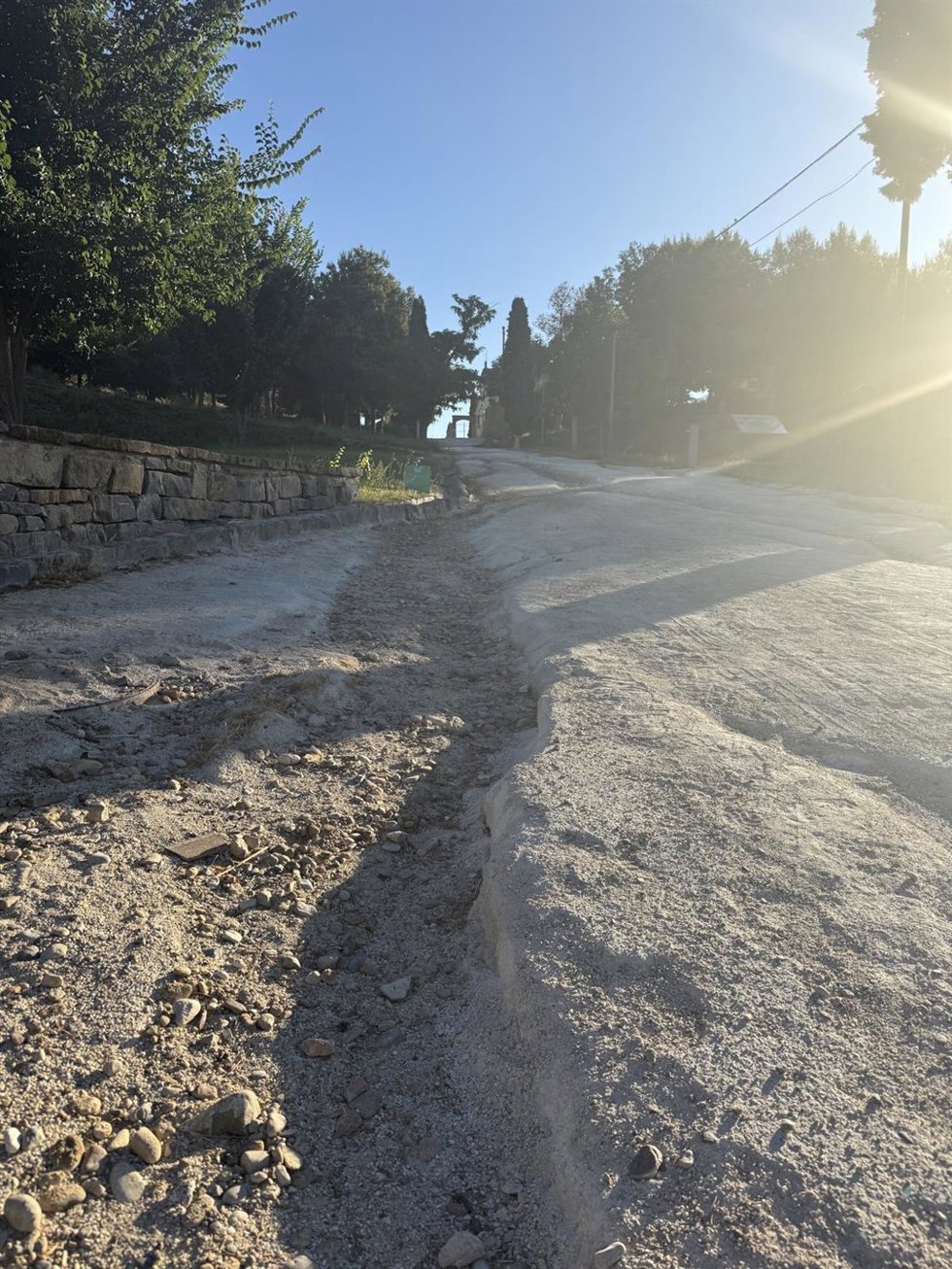 Estado en el que se encuentra el firme en el acceso al Parque de los Mártires de la Libertad de Huesca, según traslada el concejal socialista en el Ayuntamiento , Fernando Sarasa.