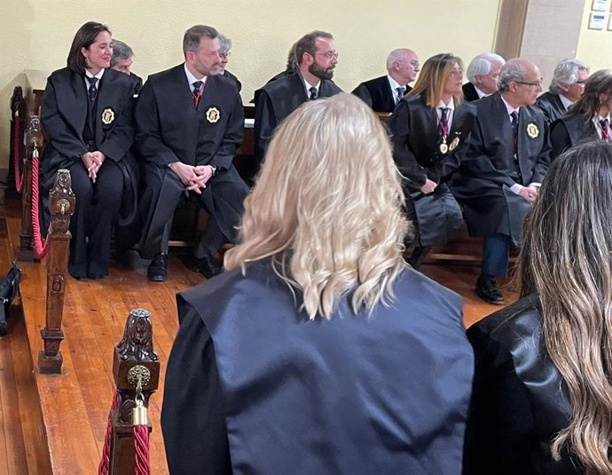 Imagen de abogados reunidos.