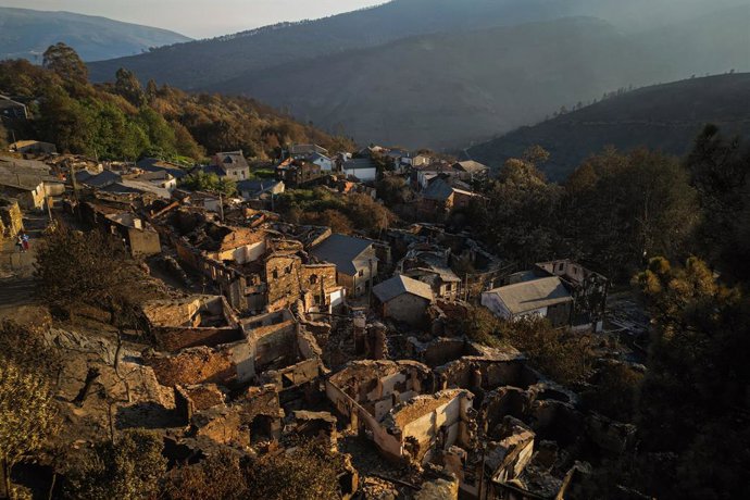 Vista aérea após o incêndio de 20 de agosto de 2025 em San Vicente de Arriba, Ourense, Galícia (Espanha). Embora a perspectiva geral para os incêndios que assolam a Galícia hoje, 20 de agosto, seja positiva, não tendo aumentado em hectares desde ontem, ai