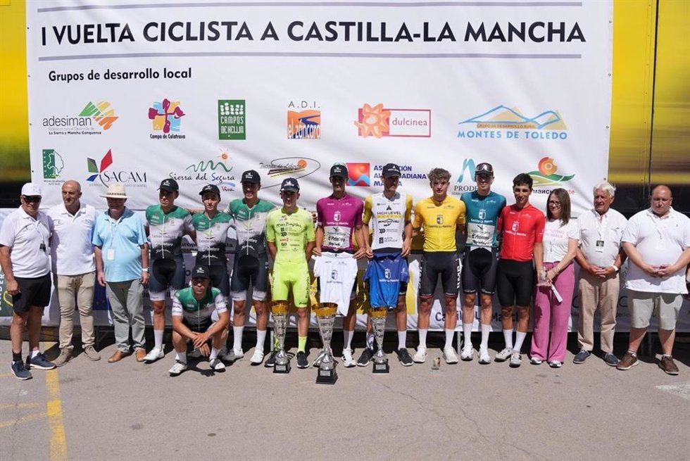 Foto de familia del podium de la última etapa de la Vuelta Ciclista a Castilla-La Mancha.