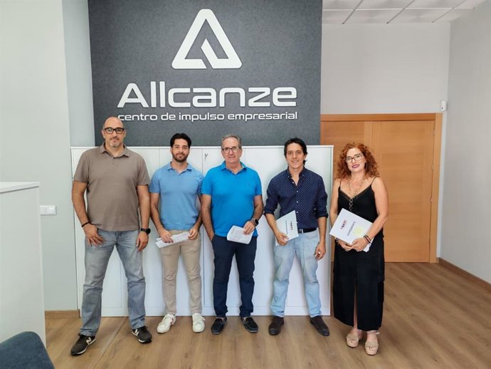 El concejal de Empleo e Imefe, Luis García Millán, firma siete nuevos convenios con empresas de diversos sectores empresariales para que participen activamente en el desarrollo de los itinerarios formativos del programa Atenea.