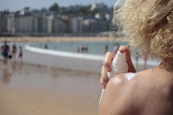 Archivo - Los dermatólogos recomiendan evitar la exposición directa al sol en las horas centrales del día y, si es inevitable, hacerlo con protección solar alta.