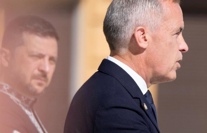 O primeiro-ministro canadense Mark Carney acompanhado pelo presidente ucraniano Volodimir Zelenski em uma visita a Kiev.