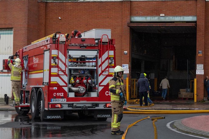 Archivo - Un camión de bomberos actúa en un incendio