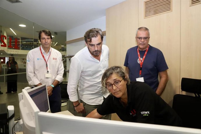 El conselleiro de Presidencia, Xustiza e Deportes, Diego Calvo, durante su visita al Centro Integrado de Atención a las Emergencias de A Estrada.