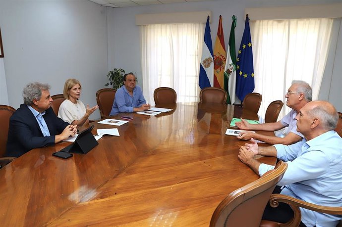La alcaldesa de Jerez, María José García-Pelayo, en una reunión con belenistas.