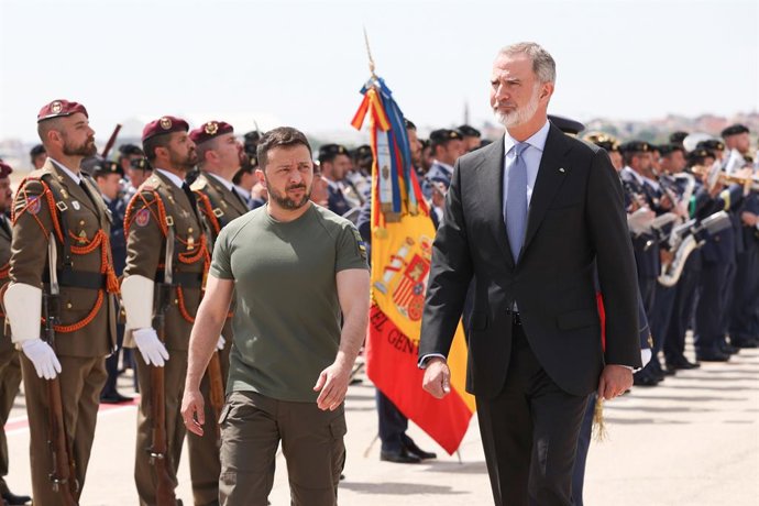 Archivo - El presidente de Ucrania, Volodimir Zelenski (i) y el Rey Felipe VI (d), a pie de pista tras llegar al aeropuerto de Adolfo Suárez Madrid-Barajas, a 27 de mayo de 2024, en Madrid (España). Esta es la primera visita oficial a España de Zelenski, 