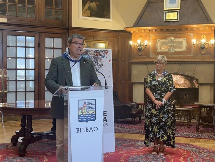 El alcalde de Bilbao y la concejala de Igualdad y Fiestas del Ayuntamiento de Bilbao.